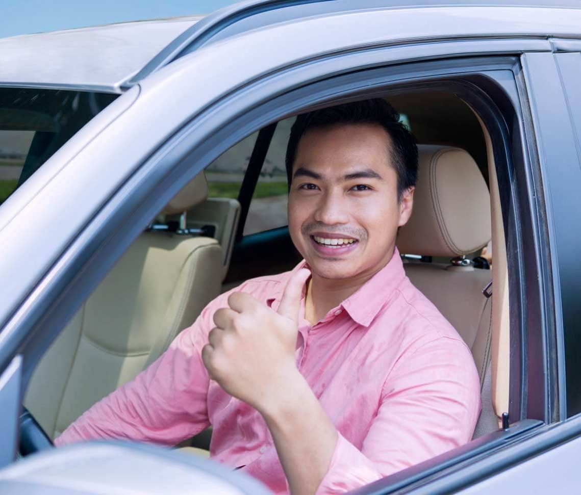 hombre feliz conduciendo su oferta de renting de autonomos