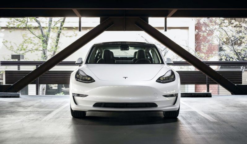 Renting Tesla Model 3 lleno