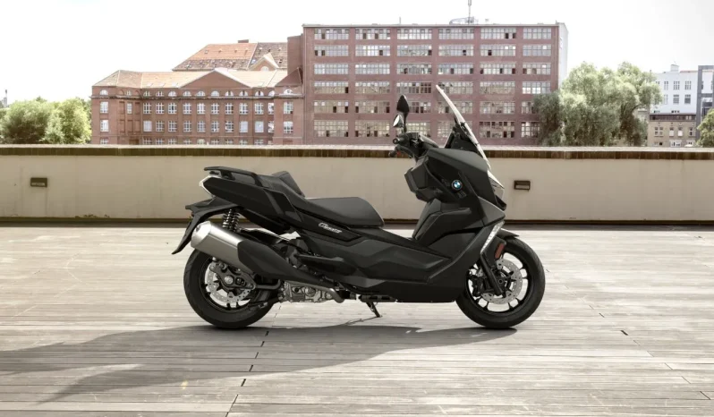 Renting BMW C 400 GT lleno