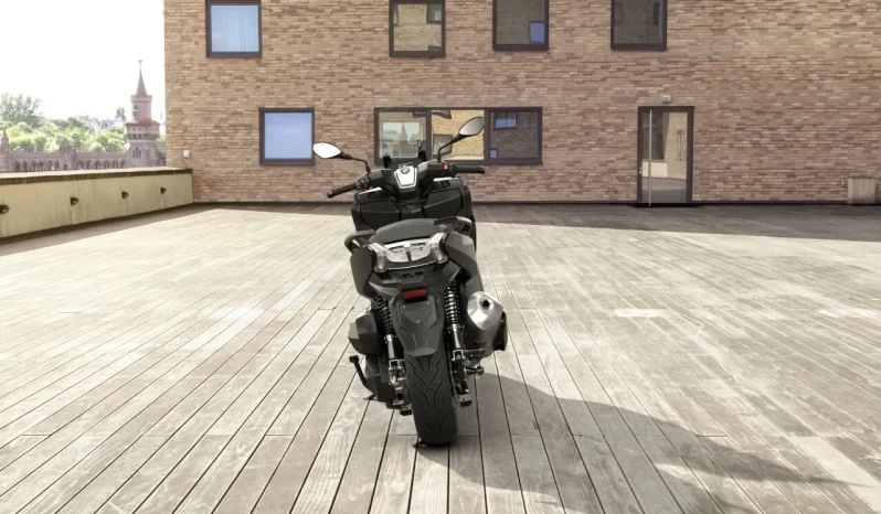 Renting BMW C 400 GT lleno