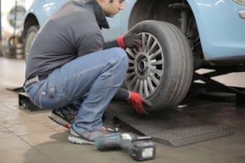 cuando cambiar neumatico en coche de renting