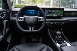 Renting MG HS Plug-In Hybrid Luxury lleno