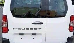 Renting Peugeot Rifter BlueHDi lleno
